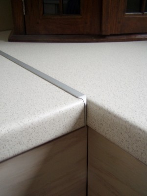 Connector lath for corner worktop 