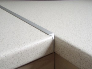 Connector lath for corner worktop 